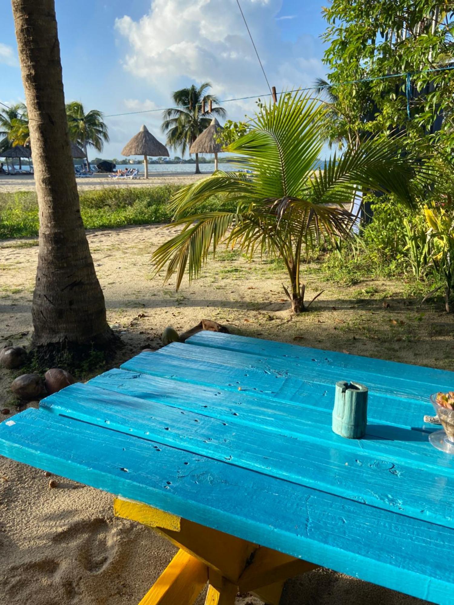 Anda Di Hows Hostel Placencia Экстерьер фото
