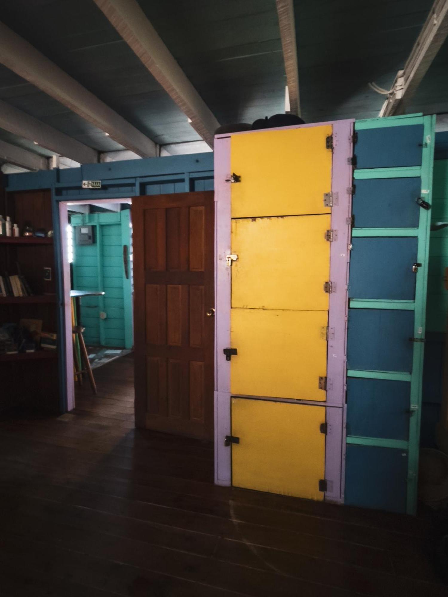 Anda Di Hows Hostel Placencia Экстерьер фото