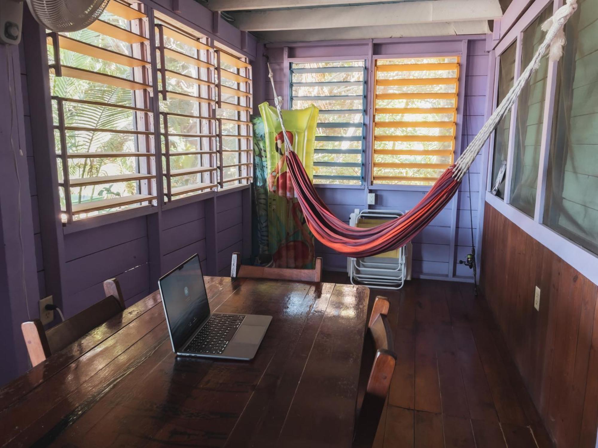 Anda Di Hows Hostel Placencia Экстерьер фото