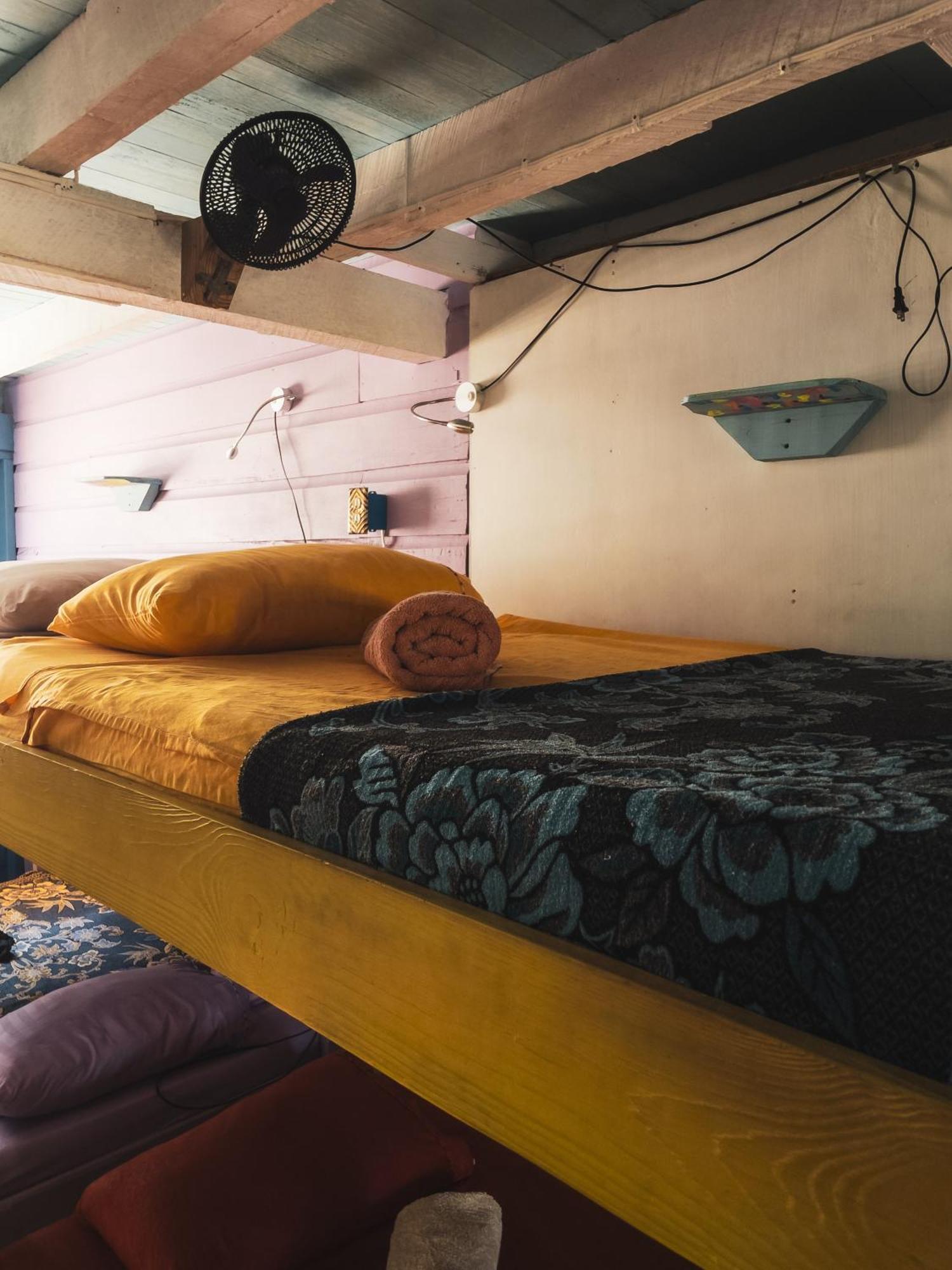 Anda Di Hows Hostel Placencia Экстерьер фото
