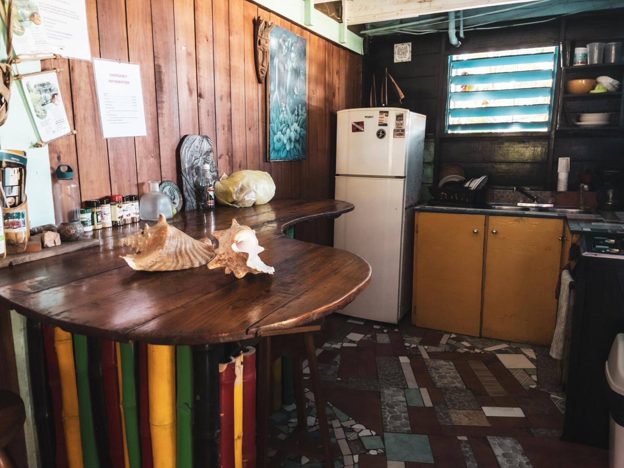 Anda Di Hows Hostel Placencia Экстерьер фото