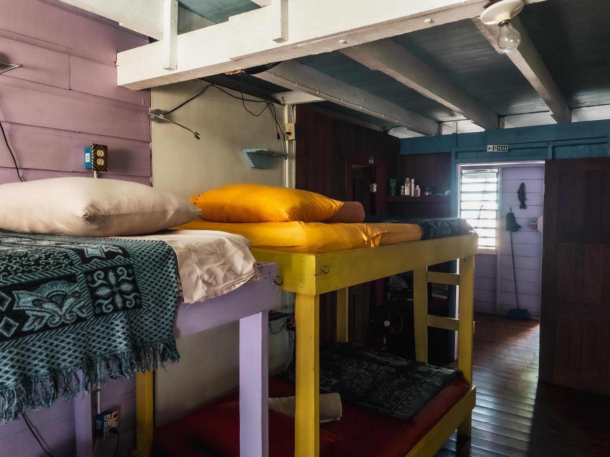 Anda Di Hows Hostel Placencia Экстерьер фото