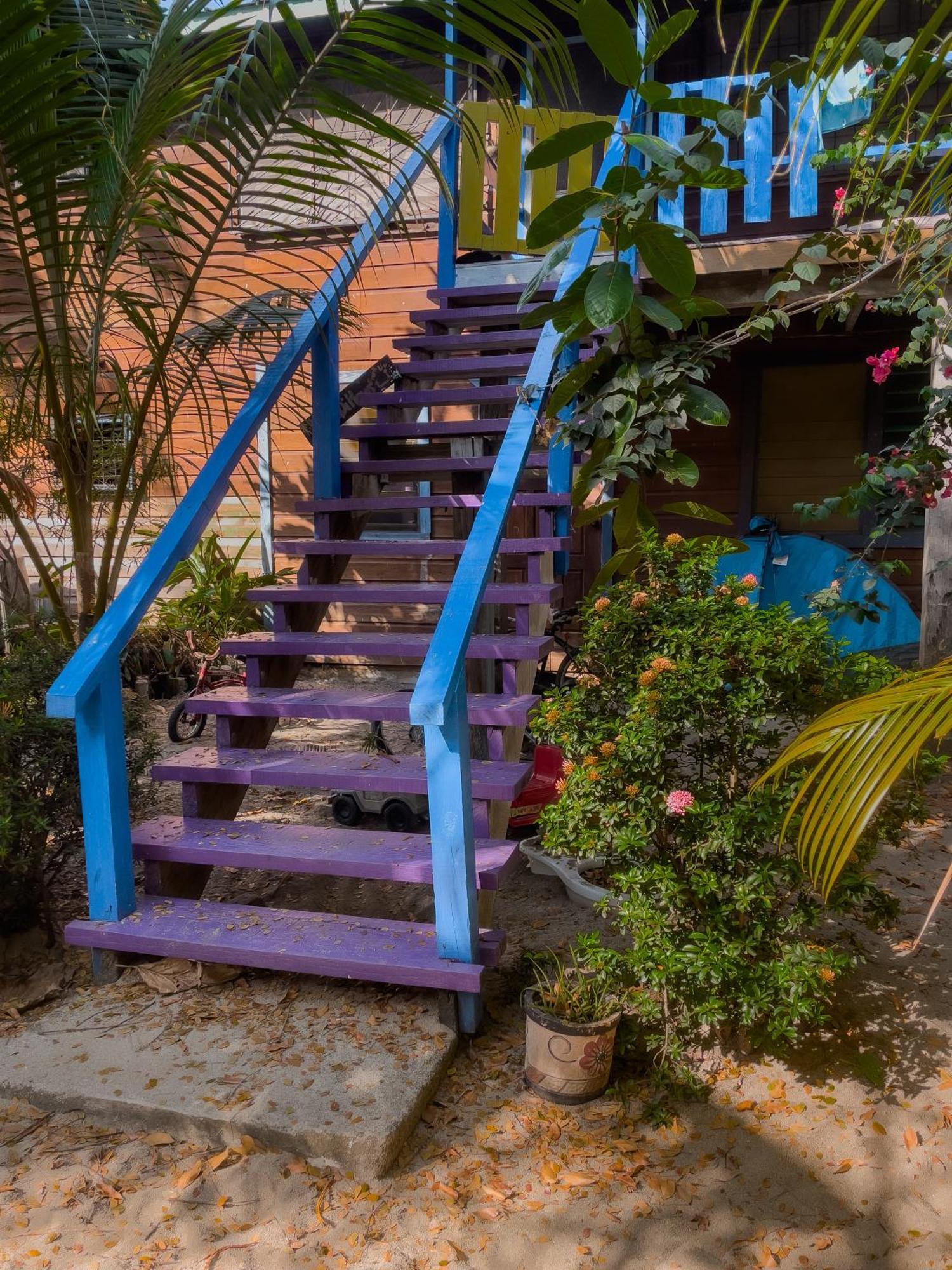 Anda Di Hows Hostel Placencia Экстерьер фото