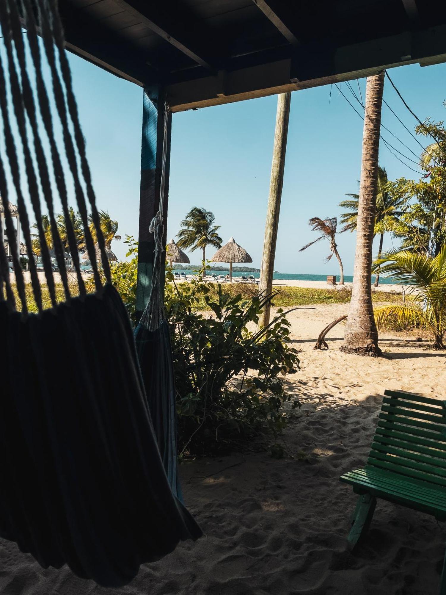 Anda Di Hows Hostel Placencia Экстерьер фото