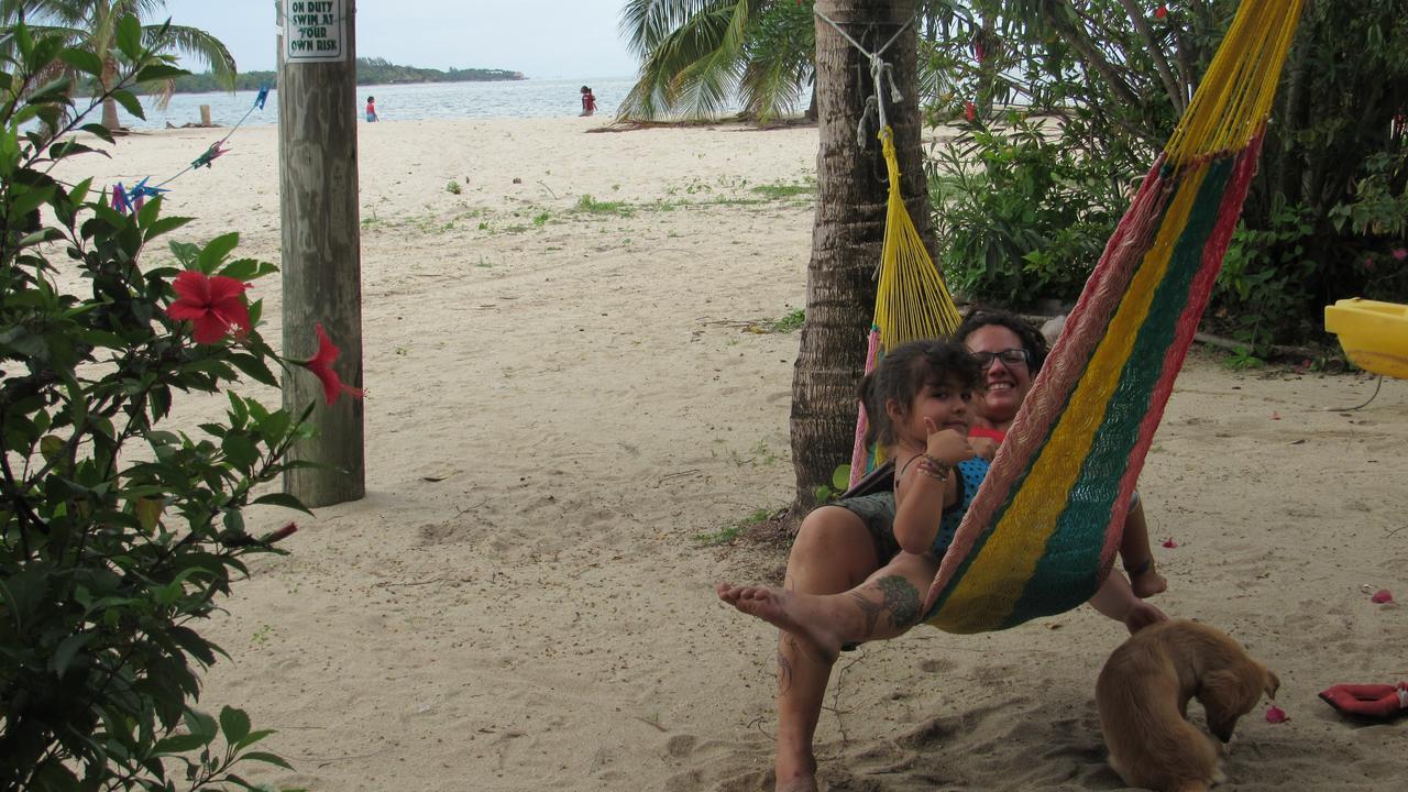 Anda Di Hows Hostel Placencia Экстерьер фото