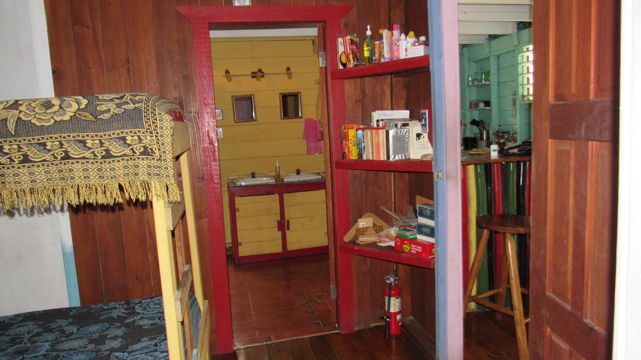 Anda Di Hows Hostel Placencia Экстерьер фото
