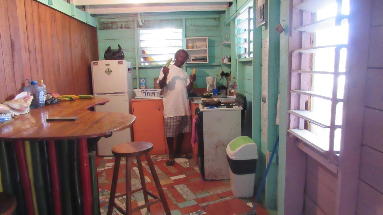 Anda Di Hows Hostel Placencia Экстерьер фото