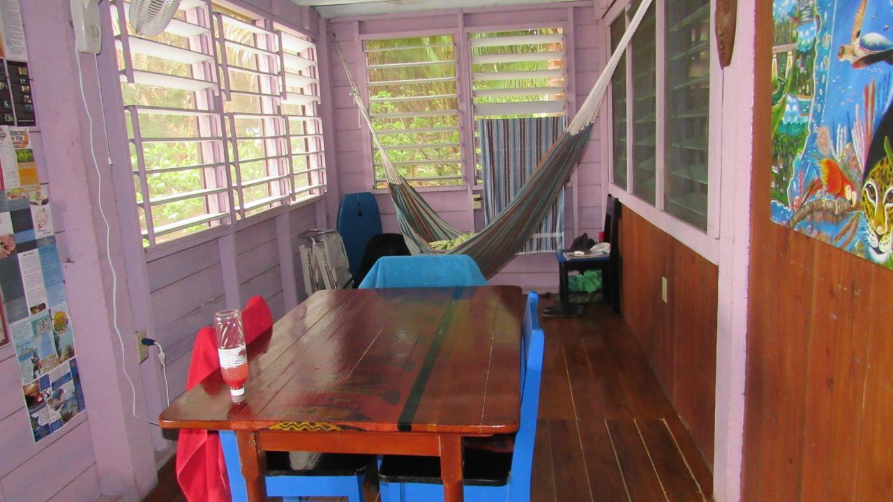 Anda Di Hows Hostel Placencia Экстерьер фото